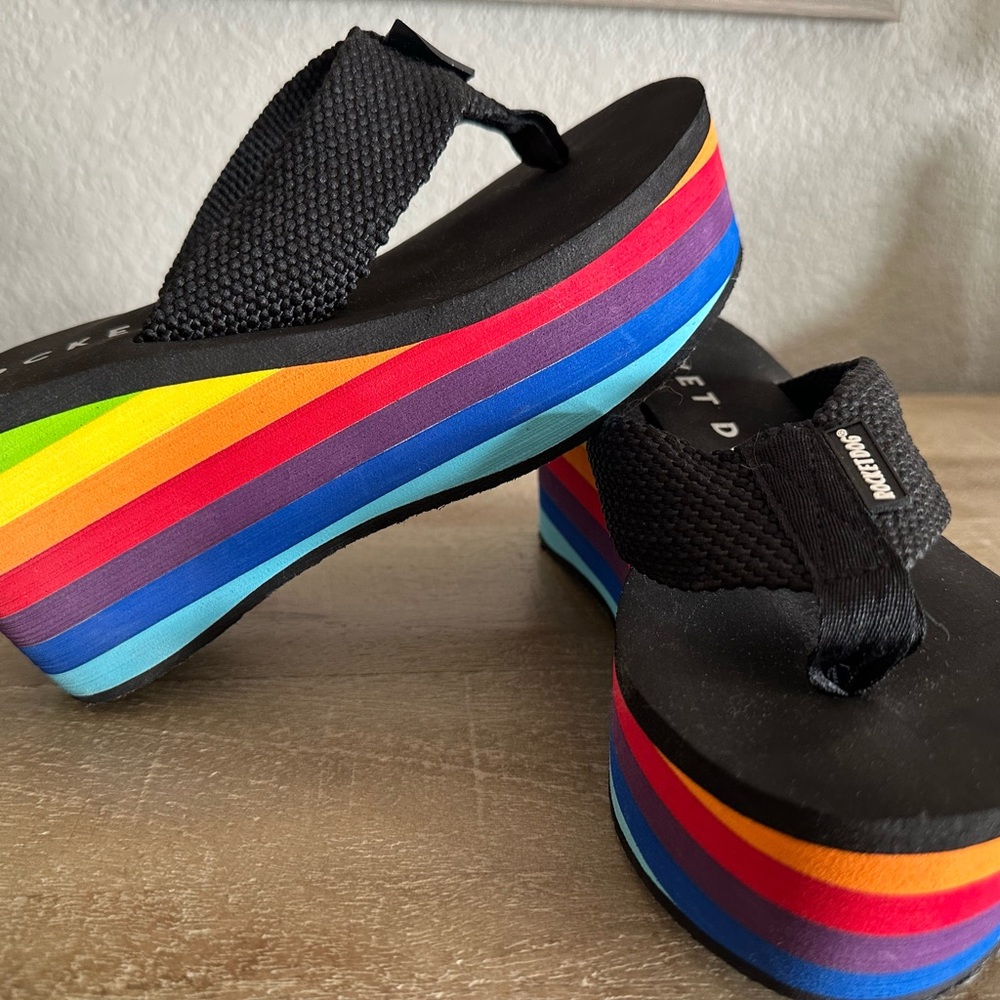 Rocket Dog Rainbow Flip Floos